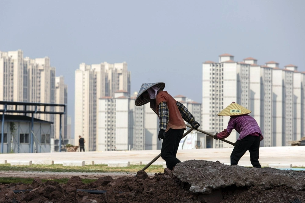 Workers in front of residential buildings under construction at the Phoenix Palace project, developed by Country Garden Holdings, in Guangdong province, China, on Sept. 21 Workers in front of residential buildings under construction at the Phoenix Palace project, developed by Country Garden Holdings, in Guangdong province, China, on Sept. 21