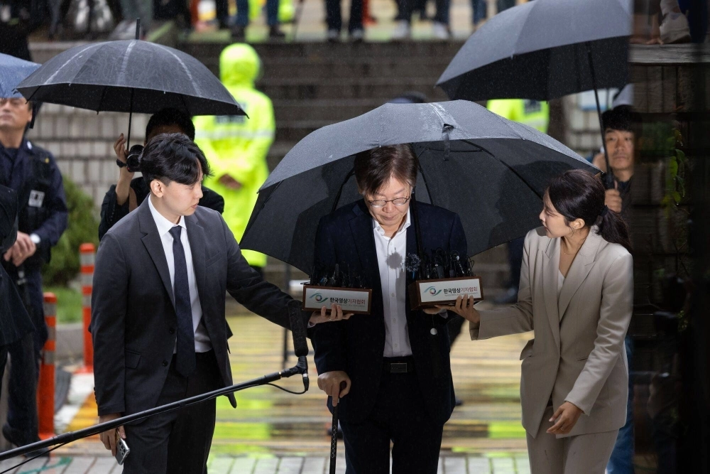 Lee Jae-myung (center), leader of South Korea's opposition Democratic Party, arrives at the Seoul Central District Court in Seoul on Tuesday. Lee Jae-myung (center), leader of South Korea's opposition Democratic Party, arrives at the Seoul Central District Court in Seoul on Tuesday.