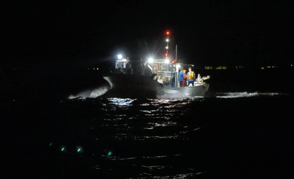 A fishing boat patrols the sea for poaching off the port of Yomogita, Aomori Prefecture, on the night of Sept. 13. A fishing boat patrols the sea for poaching off the port of Yomogita, Aomori Prefecture, on the night of Sept. 13.