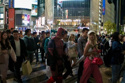 People visit Tokyo’s Shibuya Ward on Saturday, including a handful of costumed revelers gathering in the trendy area to celebrate the weekend before Halloween. People visit Tokyo’s Shibuya Ward on Saturday, including a handful of costumed revelers gathering in the trendy area to celebrate the weekend before Halloween.