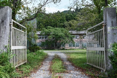 The front entrance gate leading to the former Ashigakubo Elementary School in Yokose, Saitama Prefecture. The school, which was more than a century old, was forced to close in 2009. The front entrance gate leading to the former Ashigakubo Elementary School in Yokose, Saitama Prefecture. The school, which was more than a century old, was forced to close in 2009.