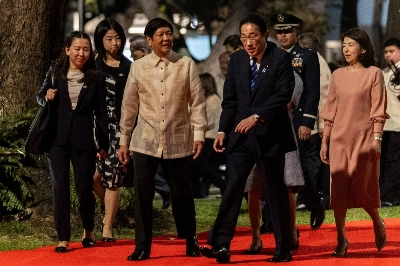 Prime Minister Fumio Kishida and Philippines President Ferdinand Marcos Jr. review an honor guard during a welcome ceremony in Manila on Friday.  Prime Minister Fumio Kishida and Philippines President Ferdinand Marcos Jr. review an honor guard during a welcome ceremony in Manila on Friday.