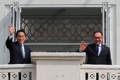 Prime Minister Fumio Kishida waves with Malaysian leader Anwar Ibrahim during his official visit to Malaysia, in Putrajaya, outside Kuala Lumpur, on Sunday. Prime Minister Fumio Kishida waves with Malaysian leader Anwar Ibrahim during his official visit to Malaysia, in Putrajaya, outside Kuala Lumpur, on Sunday.