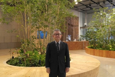 Motosaburo Saito at the headquarters of Oji Holdings, a building that won the Wood Design Award Motosaburo Saito at the headquarters of Oji Holdings, a building that won the Wood Design Award