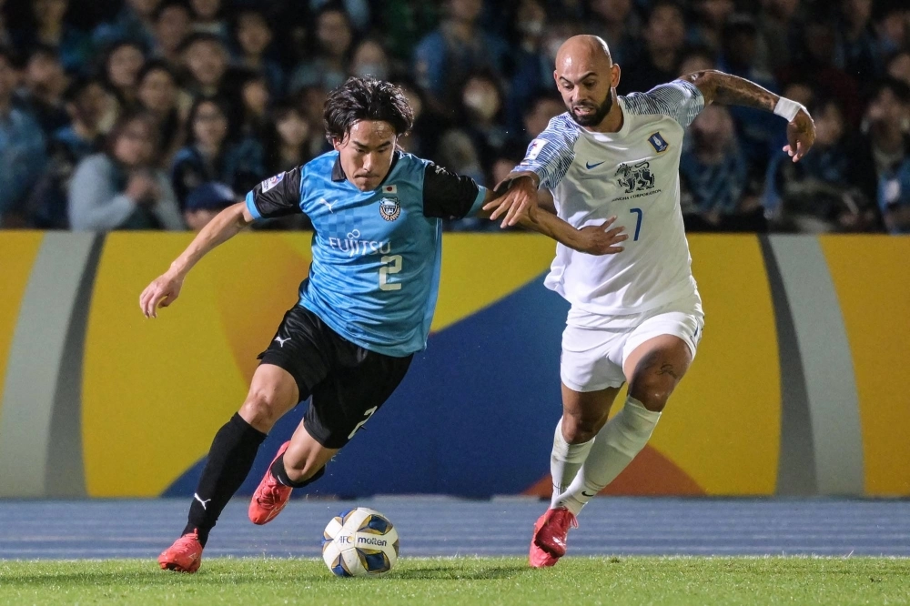 Kawasaki's Kyohei Noborizato (left) fights for the ball with Pathum United's Danilo during their Asian Champions League match on Tuesday in Kawasaki.   Kawasaki's Kyohei Noborizato (left) fights for the ball with Pathum United's Danilo during their Asian Champions League match on Tuesday in Kawasaki.