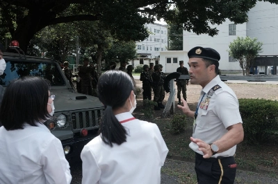 A Self-Defense Forces officer talks to participants in an information session at Camp Nerima in Tokyo on Aug. 7. The SDF raised the maximum age for new recruits to 32 from 26 in 2018 but has still struggled to attract them. A Self-Defense Forces officer talks to participants in an information session at Camp Nerima in Tokyo on Aug. 7. The SDF raised the maximum age for new recruits to 32 from 26 in 2018 but has still struggled to attract them.