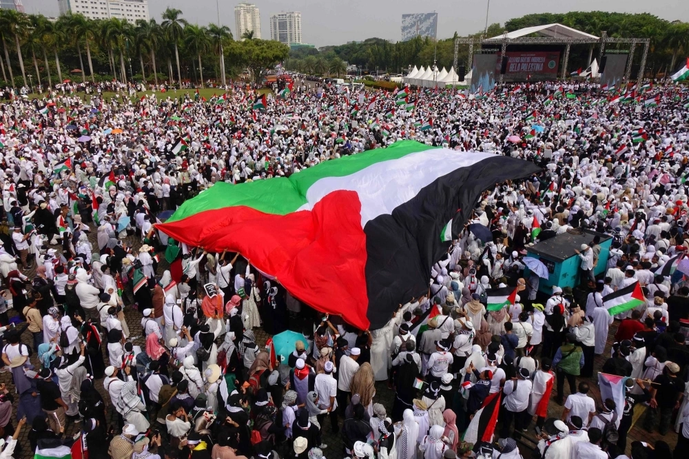 Pro-Palestinian supporters gather in a show of solidarity at the National Monument in Jakarta on Nov. 5.  Pro-Palestinian supporters gather in a show of solidarity at the National Monument in Jakarta on Nov. 5.