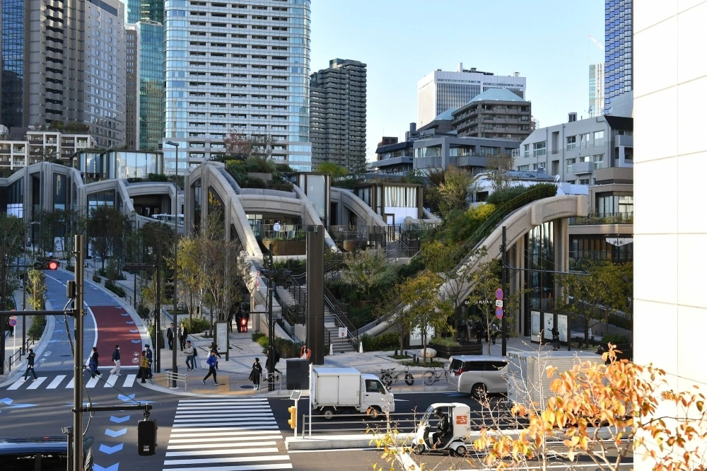The undulating structure of the Garden Plaza in Azabudai Hills in Tokyo is designed to showcase diverse greenery as well as act as an antidote to boxlike architecture. The undulating structure of the Garden Plaza in Azabudai Hills in Tokyo is designed to showcase diverse greenery as well as act as an antidote to boxlike architecture.