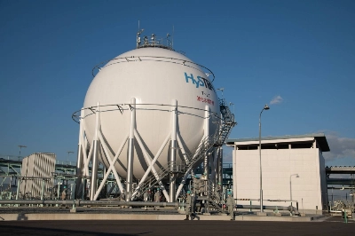 A hydrogen storage tank and loading system at a liquefied hydrogen receiving terminal in Kobe A hydrogen storage tank and loading system at a liquefied hydrogen receiving terminal in Kobe