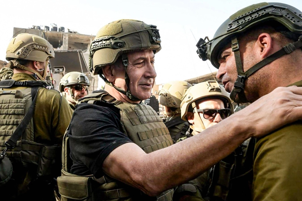 Israeli Prime Minister Benjamin Netanyahu (center) meets soldiers at undisclosed location in the Gaza Strip on Sunday.  Israeli Prime Minister Benjamin Netanyahu (center) meets soldiers at undisclosed location in the Gaza Strip on Sunday.