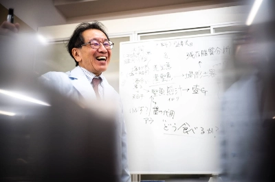 Tokyo Healthcare University professor Takayuki Mifune explains how he is trying to re-create bonito broth from 1,300 years ago. Tokyo Healthcare University professor Takayuki Mifune explains how he is trying to re-create bonito broth from 1,300 years ago.