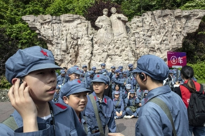Children dressed as Chinese Red Army soldiers in front of a statue of Mao Zedong at the Revolution Museum in Jinggangshan, China, in 2021 Children dressed as Chinese Red Army soldiers in front of a statue of Mao Zedong at the Revolution Museum in Jinggangshan, China, in 2021