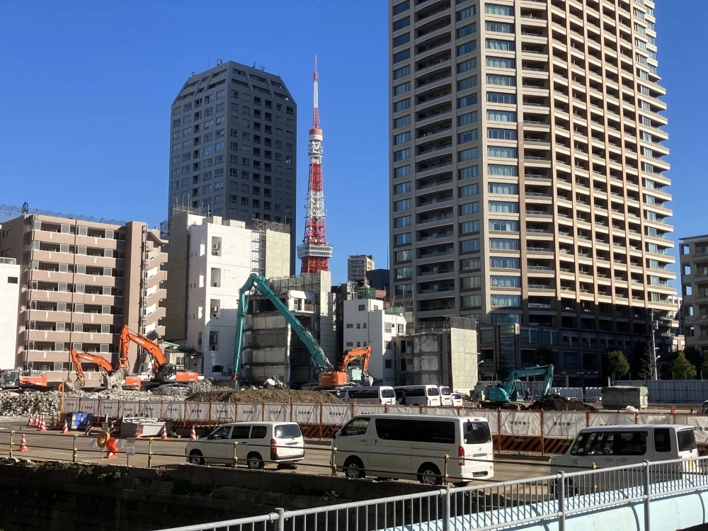 Towers and high-rises have been a fixture of the Minato Ward skyline for years, and their spread inevitably comes at the cost of lower and older structures. Towers and high-rises have been a fixture of the Minato Ward skyline for years, and their spread inevitably comes at the cost of lower and older structures.