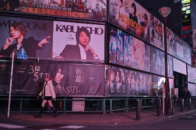 A group of 19 host club owners in Kabukicho who own most of the host clubs in the area have pledged to ban the pay-later system by April and prohibit entry to those under 20 years old from January. A group of 19 host club owners in Kabukicho who own most of the host clubs in the area have pledged to ban the pay-later system by April and prohibit entry to those under 20 years old from January.