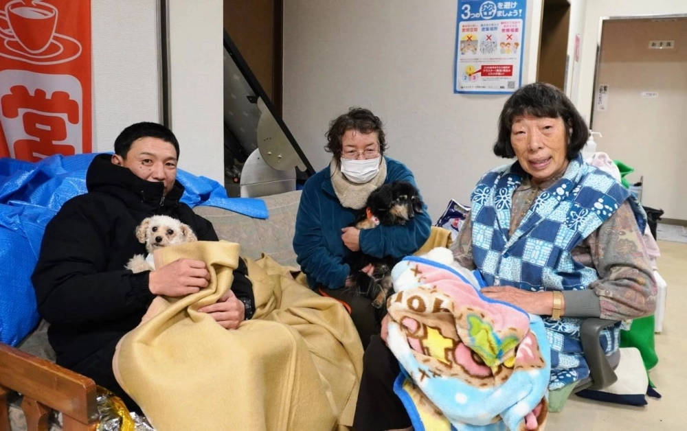 Tomoyoshi Taniguchi (left), Ryuko Neya (center) and Taiko Minami with pets at the Misogichiku Community Center in Nanao, Ishikawa Prefecture. Pet owners were told they could not enter the shelter room and had to stay in hallways and the entrance hall. Tomoyoshi Taniguchi (left), Ryuko Neya (center) and Taiko Minami with pets at the Misogichiku Community Center in Nanao, Ishikawa Prefecture. Pet owners were told they could not enter the shelter room and had to stay in hallways and the entrance hall.