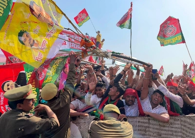 Supporters of India's regional Samajwadi Party take part in a campaign rally in Varanasi, India, in March 2022. Supporters of India's regional Samajwadi Party take part in a campaign rally in Varanasi, India, in March 2022.