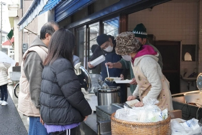 The owner of a seafood shop in Nanao, Ishikawa Prefecture, provides meals on Wednesday for residents affected by the massive earthquake that hit the region on New Year's Day. The owner of a seafood shop in Nanao, Ishikawa Prefecture, provides meals on Wednesday for residents affected by the massive earthquake that hit the region on New Year's Day.