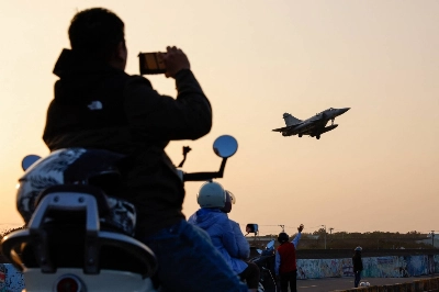 A Taiwan Air Force Mirage 2000-5 aircraft prepares to land in Hsinchu, Taiwan, on Jan. 2. In the event of a conflict with China, Taiwan would face a military that rivals that of the U.S. A Taiwan Air Force Mirage 2000-5 aircraft prepares to land in Hsinchu, Taiwan, on Jan. 2. In the event of a conflict with China, Taiwan would face a military that rivals that of the U.S.