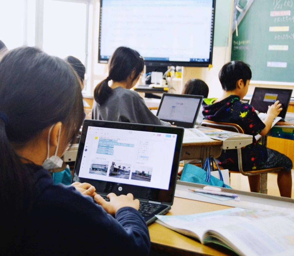 Pupils at Moromi Elementary School in the city of Okinawa use PCs during class to compile information they gather from textbooks and the internet. Pupils at Moromi Elementary School in the city of Okinawa use PCs during class to compile information they gather from textbooks and the internet.