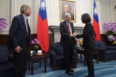 Taiwanese President Tsai Ing-wen greets former U.S. national security adviser Stephen Hadley (center) and former U.S. Deputy Secretary of State James Steinberg during a visit to the Presidential Office in Taipei on Monday. Taiwanese President Tsai Ing-wen greets former U.S. national security adviser Stephen Hadley (center) and former U.S. Deputy Secretary of State James Steinberg during a visit to the Presidential Office in Taipei on Monday.