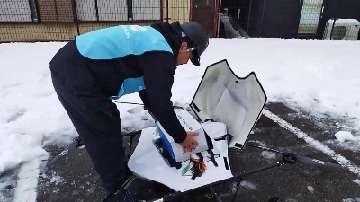 A volunteer places a box containing medicines into a drone on Jan. 8 in the city of Wajima, Ishikawa Prefecture. A volunteer places a box containing medicines into a drone on Jan. 8 in the city of Wajima, Ishikawa Prefecture.