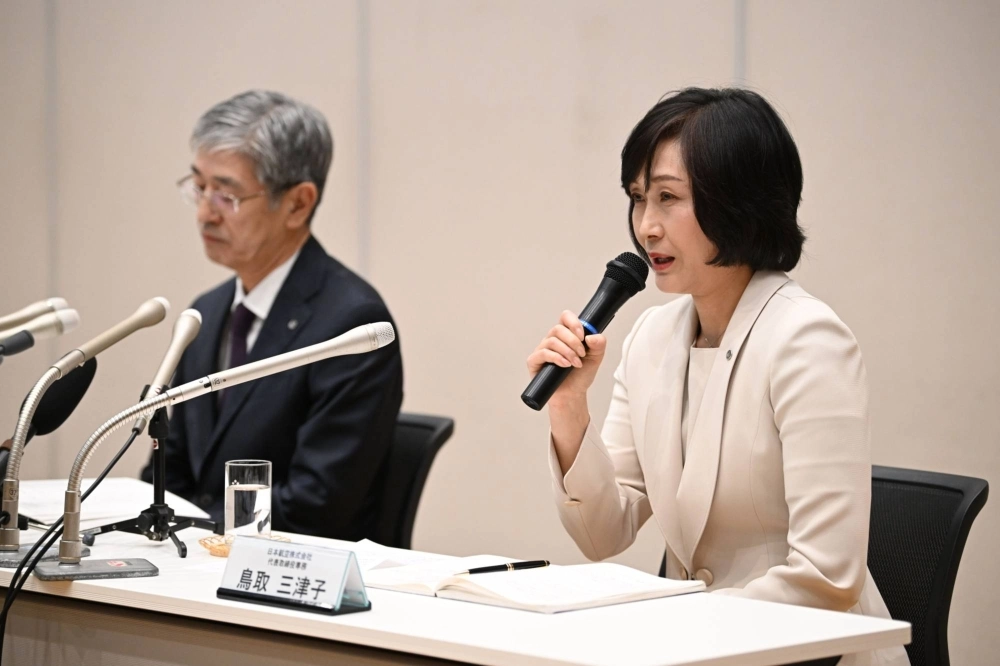 Mitsuko Tottori (right), incoming president of Japan Airlines, speaks alongside Yuji Akasaka, the outgoing president, during a news conference in Tokyo on Wednesday. Mitsuko Tottori (right), incoming president of Japan Airlines, speaks alongside Yuji Akasaka, the outgoing president, during a news conference in Tokyo on Wednesday.