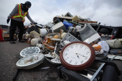 A clock thrown away at a trash site in Nanao, Ishikawa Prefecture, on Monday shows the approximate time that an earthquake hit the area on Jan. 1. A clock thrown away at a trash site in Nanao, Ishikawa Prefecture, on Monday shows the approximate time that an earthquake hit the area on Jan. 1.