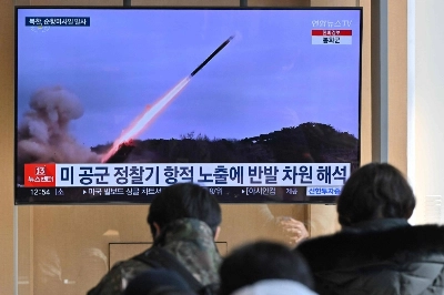 People watch a news broadcast with file footage of a North Korean missile test, at the main railway station in Seoul on Wednesday. People watch a news broadcast with file footage of a North Korean missile test, at the main railway station in Seoul on Wednesday.