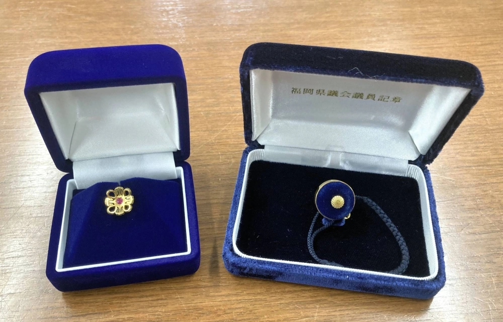 Gold badges distributed to Fukuoka Prefectural Assembly members after the April 2023 election. The prices for both types doubled from four years ago. Gold badges distributed to Fukuoka Prefectural Assembly members after the April 2023 election. The prices for both types doubled from four years ago.