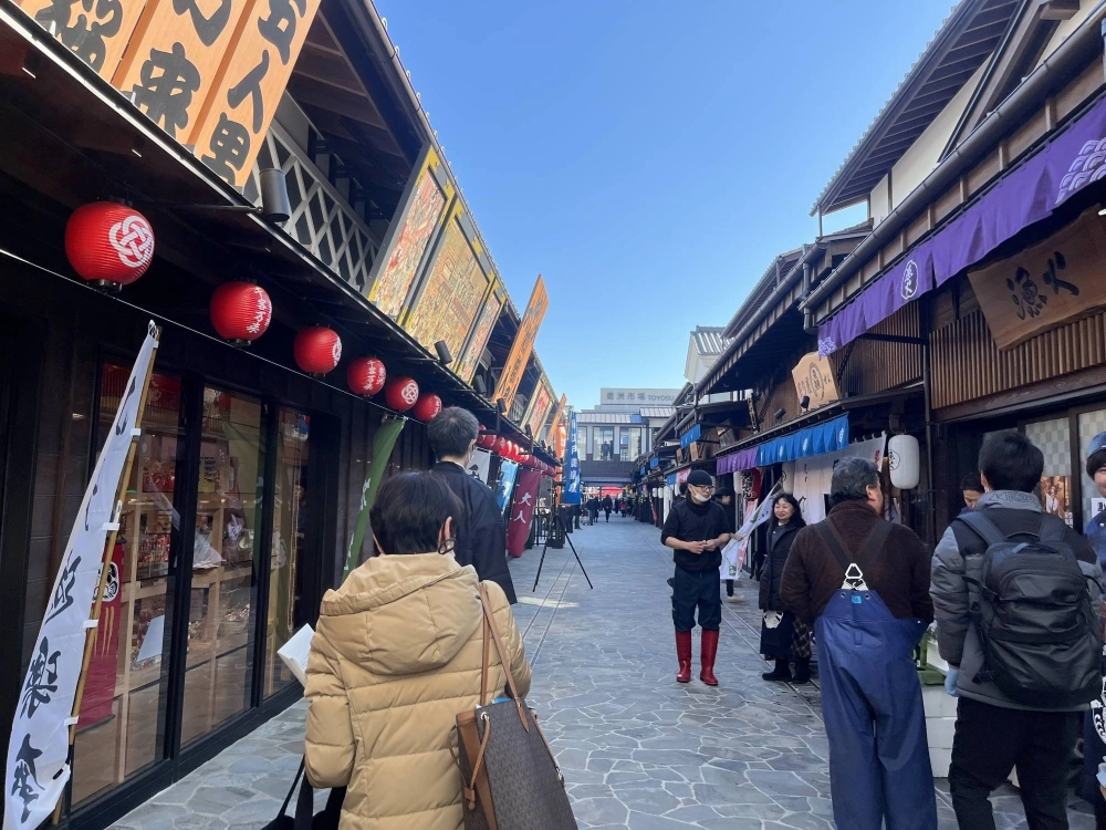 A total of 65 stores in Toyosu Senkyaku Banrai offer various food and drinks, with many that incorporate fresh ingredients from the Toyosu market. A total of 65 stores in Toyosu Senkyaku Banrai offer various food and drinks, with many that incorporate fresh ingredients from the Toyosu market.