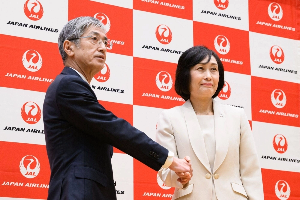 Mitsuko Tottori (right), incoming president of Japan Airlines, and Yuji Akasaka, outgoing president, during a news conference in Tokyo on Jan. 17 Mitsuko Tottori (right), incoming president of Japan Airlines, and Yuji Akasaka, outgoing president, during a news conference in Tokyo on Jan. 17