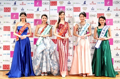 The victory of Ukraine-born Karolina Shiino (center) in the Miss Japan contest held last month has sparked a debate on what makes someone truly Japanese. The victory of Ukraine-born Karolina Shiino (center) in the Miss Japan contest held last month has sparked a debate on what makes someone truly Japanese.