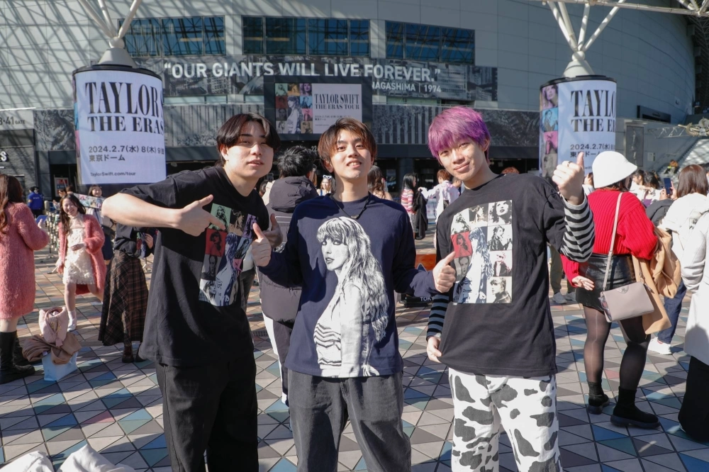 Around 55,000 fans showed up for Taylor Swift's first show on the Tokyo leg of her world tour. Around 55,000 fans showed up for Taylor Swift's first show on the Tokyo leg of her world tour.