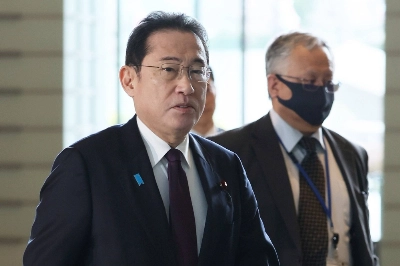 Prime Minister Fumio Kishida enters his office on Thursday. Prime Minister Fumio Kishida enters his office on Thursday.