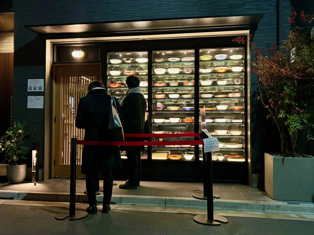 Motenashi Kuroki's smart new premises boast an eye-catching window display, aptly enough featuring a colorful display of ramen bowls. Motenashi Kuroki's smart new premises boast an eye-catching window display, aptly enough featuring a colorful display of ramen bowls.