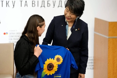 Foreign Minister Yoko Kamikawa (right) presents a gift to a Ukrainian refugee an event at the Keidanren Kaikan in Tokyo on Monday. Foreign Minister Yoko Kamikawa (right) presents a gift to a Ukrainian refugee an event at the Keidanren Kaikan in Tokyo on Monday.