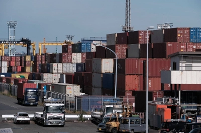 Japan's exports rose to a record high in January, lifted by robust shipments of cars and chipmaking equipment, marking the second straight month of growth despite concerns about slowing global demand. Japan's exports rose to a record high in January, lifted by robust shipments of cars and chipmaking equipment, marking the second straight month of growth despite concerns about slowing global demand.