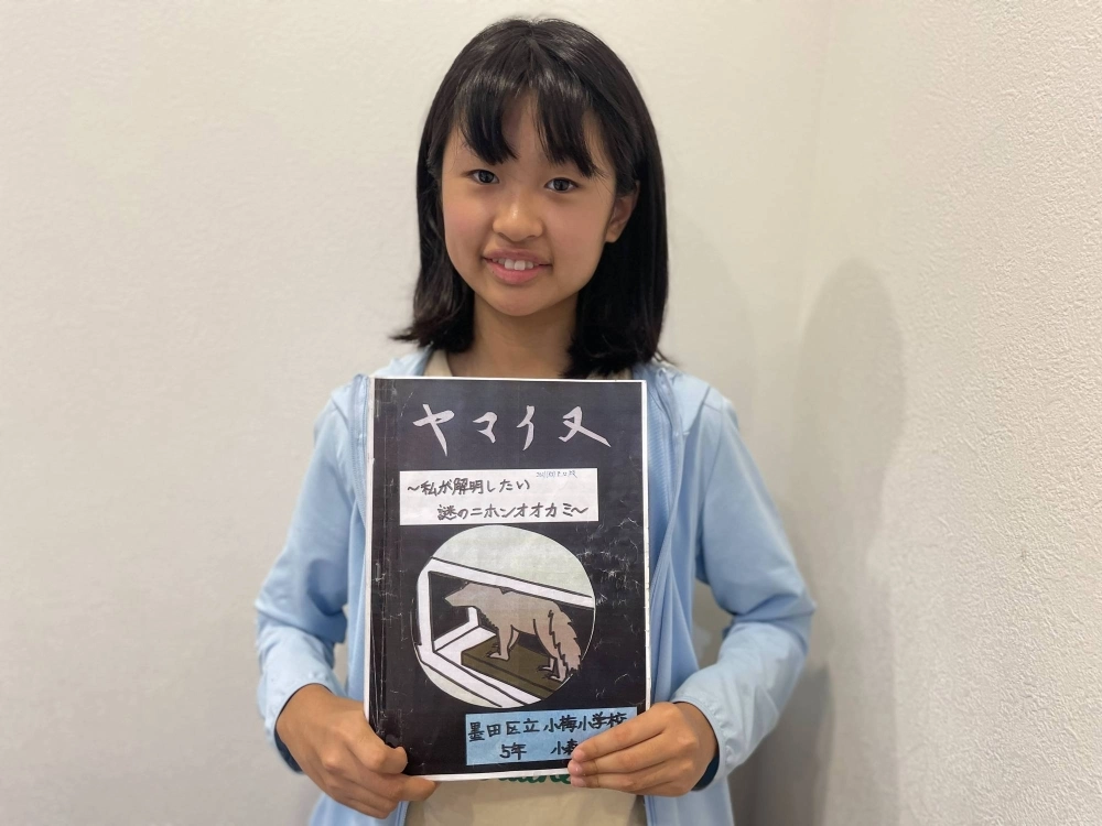 Hinako Komori holds the report she wrote on the unidentified specimen at the National Museum of Nature and Science’s Tsukuba Research Departments. The report won an education ministry award. Hinako Komori holds the report she wrote on the unidentified specimen at the National Museum of Nature and Science’s Tsukuba Research Departments. The report won an education ministry award.