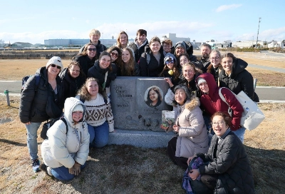 Randolph-Macon College students pose with a monument to Taylor Anderson in Ishinomaki, Miyagi Prefecture, on Jan. 23. Randolph-Macon College students pose with a monument to Taylor Anderson in Ishinomaki, Miyagi Prefecture, on Jan. 23.