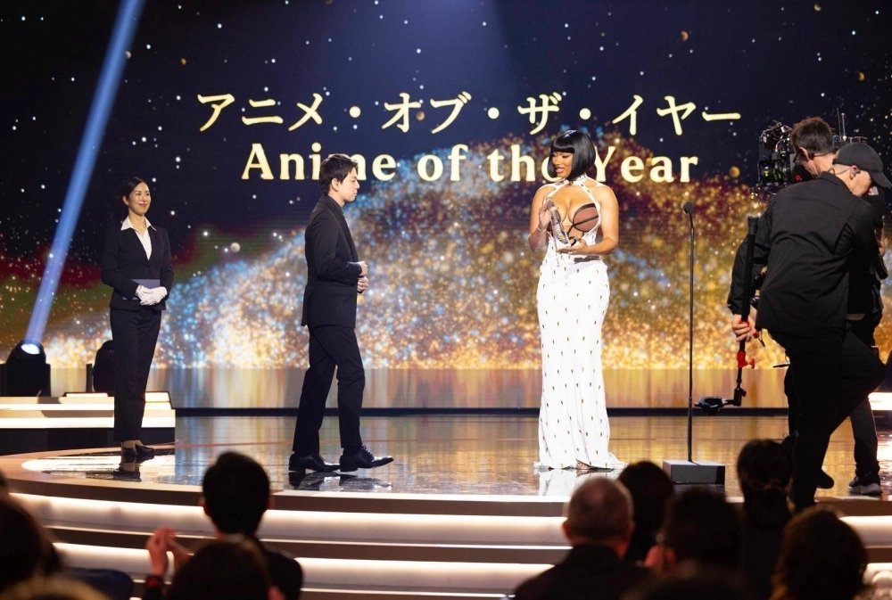 American rapper and noted anime fan Megan Thee Stallion presented the award for anime of the year to director Shota Goshozono for “Jujutsu Kaisen: Hidden Inventory/Premature Death” at the Anime Awards on March 2 American rapper and noted anime fan Megan Thee Stallion presented the award for anime of the year to director Shota Goshozono for “Jujutsu Kaisen: Hidden Inventory/Premature Death” at the Anime Awards on March 2