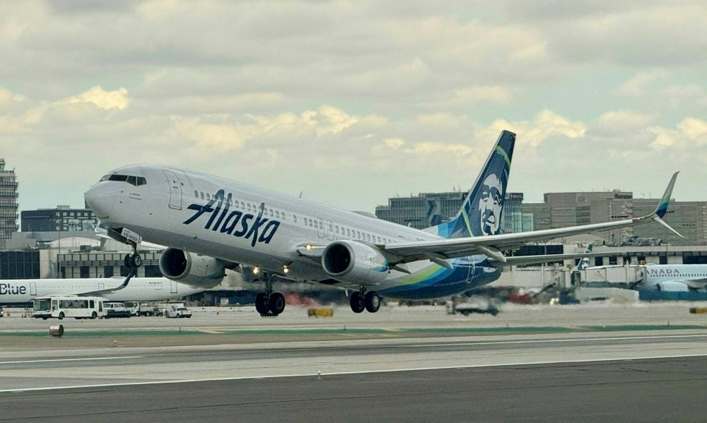 An Alaska airlines Boeing 737 takes off from Los Angeles International Airport on March 6. Boeing unveiled that it handed over 27 airplanes to customers in February, lagging the 49 notched by Airbus. An Alaska airlines Boeing 737 takes off from Los Angeles International Airport on March 6. Boeing unveiled that it handed over 27 airplanes to customers in February, lagging the 49 notched by Airbus.