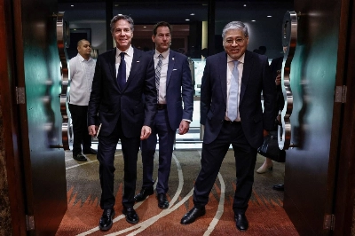 U.S. Secretary of State Antony Blinken and Philippine Secretary of Foreign Affairs Enrique Manalo attend a working luncheon at the Sofitel Hotel in Manila on Tuesday. Blinken’s trip, which also touched upon economic cooperation, followed a trade mission visit by U.S. Secretary of Commerce Gina Raimondo a week earlier.  U.S. Secretary of State Antony Blinken and Philippine Secretary of Foreign Affairs Enrique Manalo attend a working luncheon at the Sofitel Hotel in Manila on Tuesday. Blinken’s trip, which also touched upon economic cooperation, followed a trade mission visit by U.S. Secretary of Commerce Gina Raimondo a week earlier.