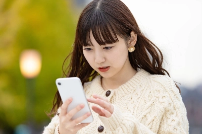 From sending too many emojis than your partner might be expecting to delaying a response in order to avoid seeming overeager, the texting portion of a young relationship is unexpectedly fraught with peril. From sending too many emojis than your partner might be expecting to delaying a response in order to avoid seeming overeager, the texting portion of a young relationship is unexpectedly fraught with peril.