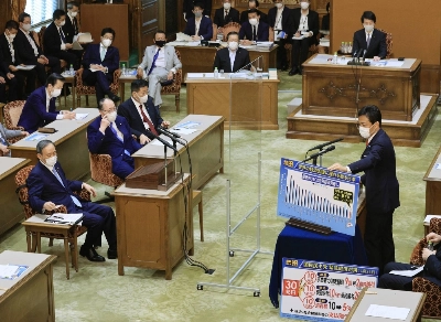 Prime Minister Yoshihide Suga (left) and Yuichiro Tamaki (right), leader of the Democratic Party for the People, hold a party leaders' debate in June 2021. Prime Minister Yoshihide Suga (left) and Yuichiro Tamaki (right), leader of the Democratic Party for the People, hold a party leaders' debate in June 2021.