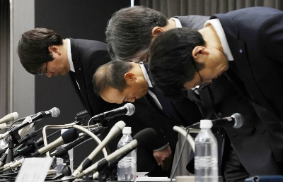 Kobayashi Pharmaceutical President Akihiro Kobayashi (second from left) and other executives apologize for the deaths and other health damage associated with its dietary supplements, in the city of Osaka on Friday. Kobayashi Pharmaceutical President Akihiro Kobayashi (second from left) and other executives apologize for the deaths and other health damage associated with its dietary supplements, in the city of Osaka on Friday.
