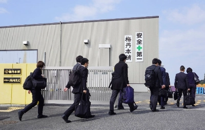 Officials from the health ministry arrive at Kobayashi Pharmaceutical's plant in Kinokawa, Wakayama Prefecture, on Sunday for inspection. Officials from the health ministry arrive at Kobayashi Pharmaceutical's plant in Kinokawa, Wakayama Prefecture, on Sunday for inspection.