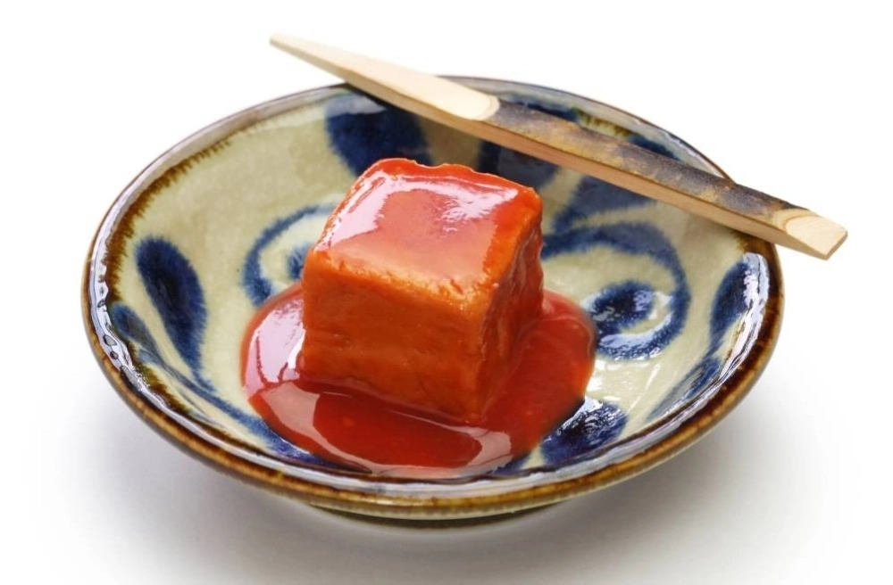 Beni kо̄ji has been widely used in Japan and elsewhere as a food additive, and features prominently in Okinawan cuisine, particularly in a dish called tо̄fuyо̄. Beni kо̄ji has been widely used in Japan and elsewhere as a food additive, and features prominently in Okinawan cuisine, particularly in a dish called tо̄fuyо̄.
