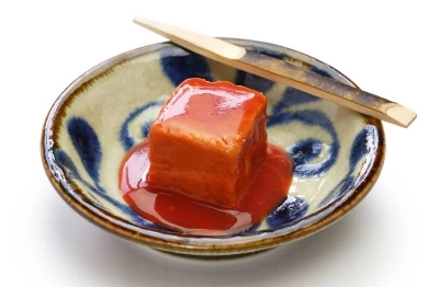 Beni kо̄ji has been widely used in Japan and elsewhere as a food additive, and features prominently in Okinawan cuisine, particularly in a dish called tо̄fuyо̄. Beni kо̄ji has been widely used in Japan and elsewhere as a food additive, and features prominently in Okinawan cuisine, particularly in a dish called tо̄fuyо̄.