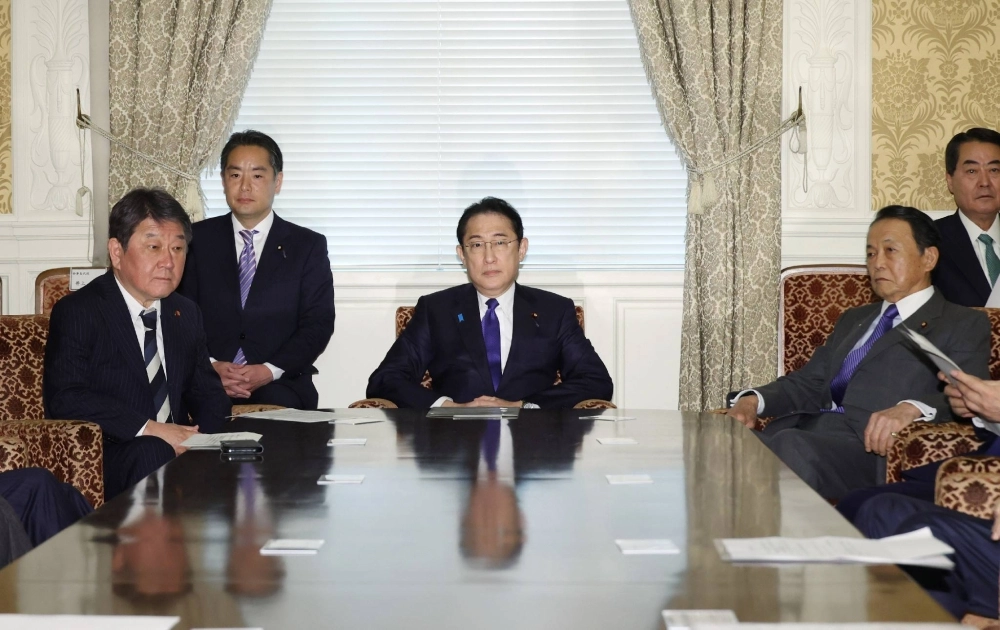 Liberal Democratic Party Secretary-General Toshimitsu Motegi (left), Prime Minister Fumio Kishida (center), and Taro Aso, the party's vice president, meet in Tokyo on Monday. Liberal Democratic Party Secretary-General Toshimitsu Motegi (left), Prime Minister Fumio Kishida (center), and Taro Aso, the party's vice president, meet in Tokyo on Monday.