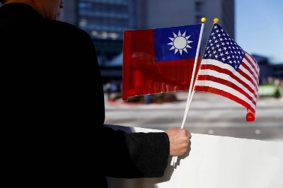 A demonstrator holds flags of Taiwan and the United States in support of Taiwanese President Tsai Ing-wen during an stopover after her visit to Latin America, in Burlingame, California, in January 2017. A demonstrator holds flags of Taiwan and the United States in support of Taiwanese President Tsai Ing-wen during an stopover after her visit to Latin America, in Burlingame, California, in January 2017.